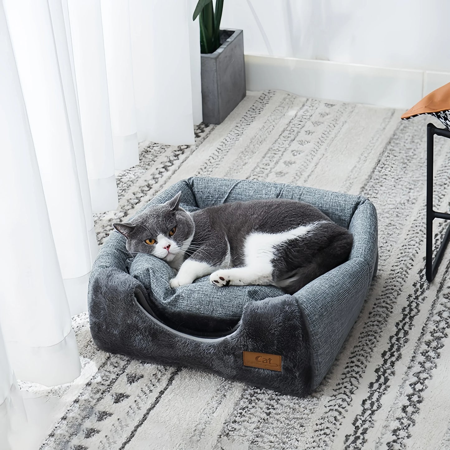 Triangle Cat House – Warm, Enclosed Bed